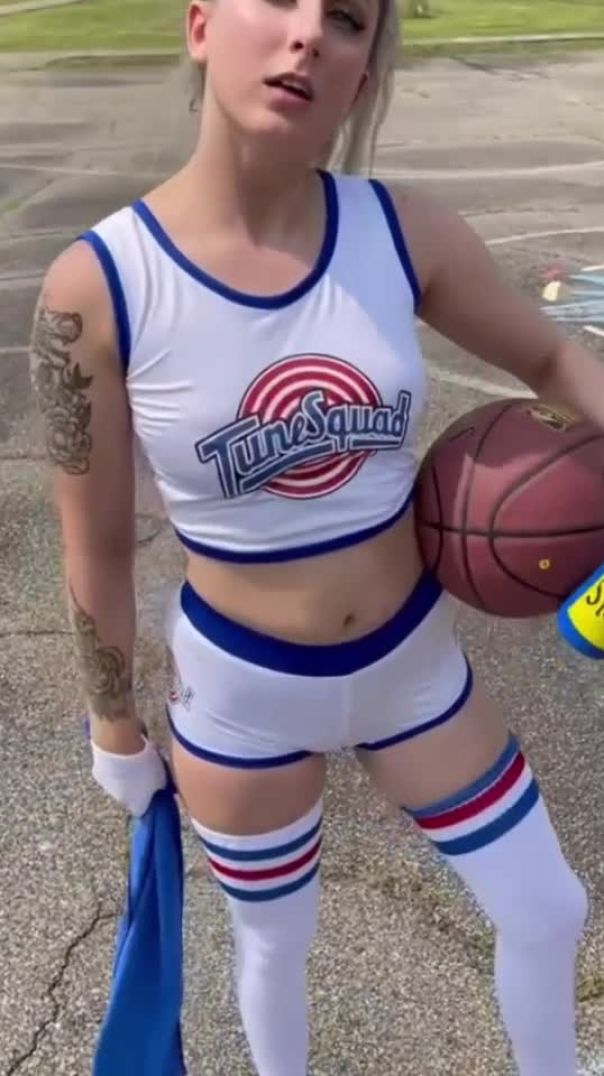 This is the best view of the sexiest Lola Bunny of all